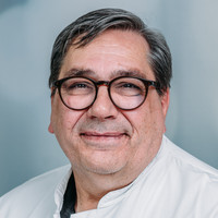 Porträt Uwe Fremder, Oberarzt des varisano LungenZentrums, varisano Kliniken Frankfurt-Main-Taunus
