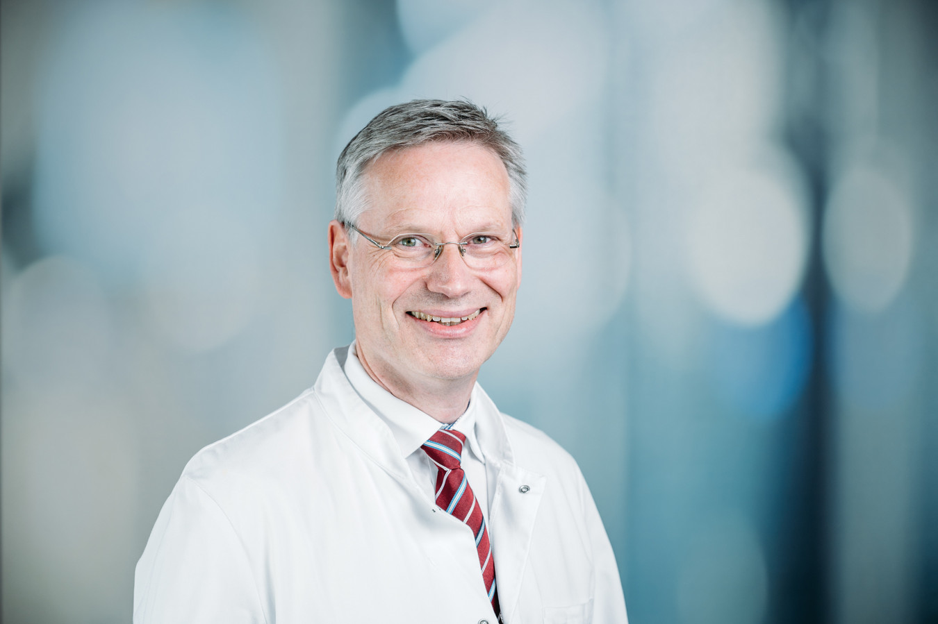 Porträtfoto von freundlich lächelndem Prof. Müller-Schimpfle