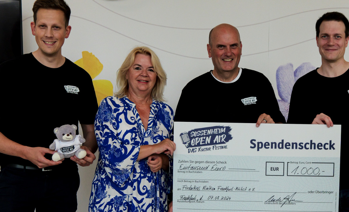 (v.l.) Michael Schneider, Petra Fleischer, Uwe Serke und Sebastian Schönherr bei der Spendenübergabe. (Foto: Sossenheim Open Air, Jakob Archut)