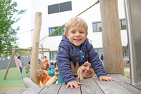 Mutter mit Kind auf Spielplatz