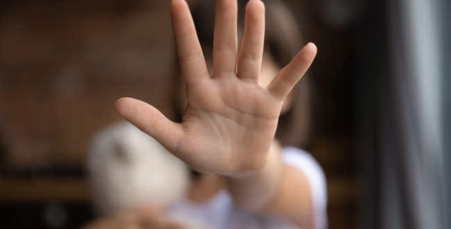 Eine erhobene Kinderhand als Stoppzeichen wird als Symbolbild verwendetals Sym