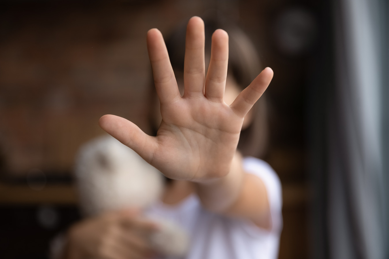 Eine erhobene Kinderhand als Stoppzeichen wird als Symbolbild verwendetals Sym