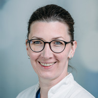 Porträt dr. med. (Univ. Semmelweis) Andrea Alsheimer, Oberärztin der Zentralen Notaufnahme, varisano Klinikum Frankfurt Höchst