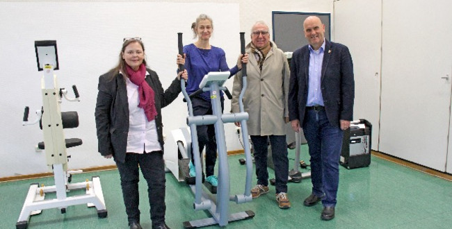 Mitglieder der Klinik-Förderkreises überreichen dem Team der Klinik für psychische Gesundheit einen Fahrradergometer