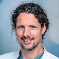 Porträt Philipp Kohler, Oberarzt Klinik für Radiologie, Neuroradiologie und Nuklearmedizin, varisano Klinikum Frankfurt Höchst