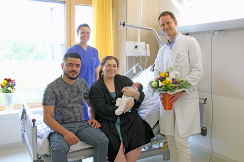 Die leitende Hebamme Michaela Jäger und Chefarzt Prof. Dr. med. Joachim Rom gratulierten den glücklichen Eltern Olga Kolesidou und Chaouki Mbarki zur Geburt ihres ersten Kindes. Zakaria ist bereits die 2.000. Geburt im varisano Klinikum Frankfurt Höchst in diesem Jahr.